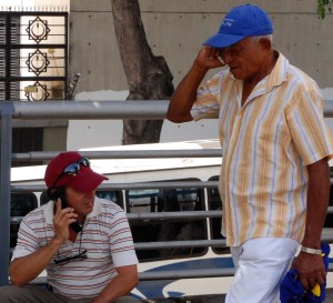 cubanos hablando por el celular